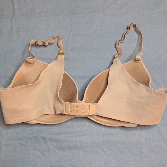 Victoria's Secret Bra, 36B, Like New, incredible bra - Picture 2 of 4
